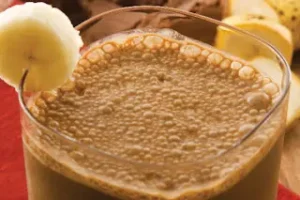 Nutrición y bienestar: Delicioso y Nutritivo Batido de Chocolate, Banana y Mantequilla de Maní